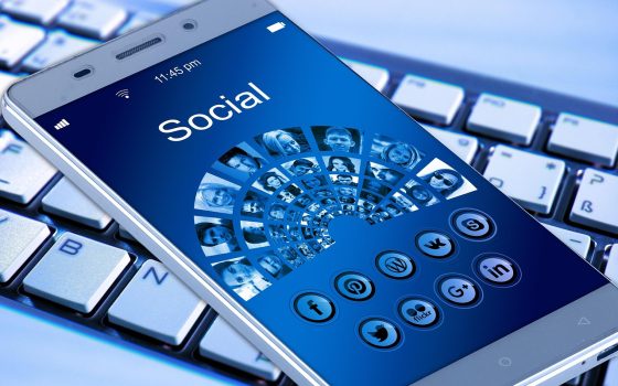 游戏大全免费 App 分类筛选界面横屏示意，标签栏上排布着休闲、益智、竞技等彩色分类标签